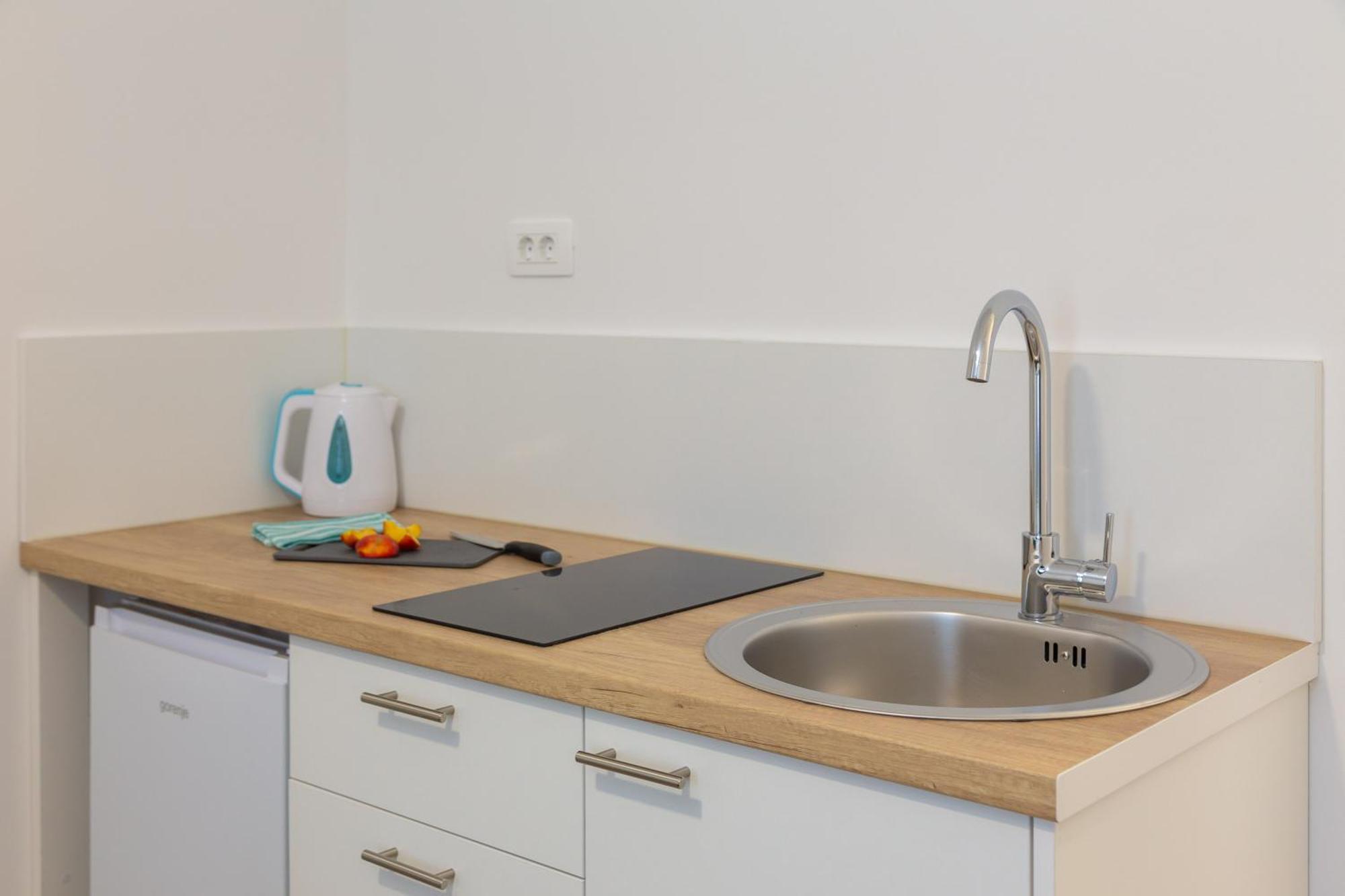 Beachfront Apartments Providenca With Free Parking Makarska Ruang foto