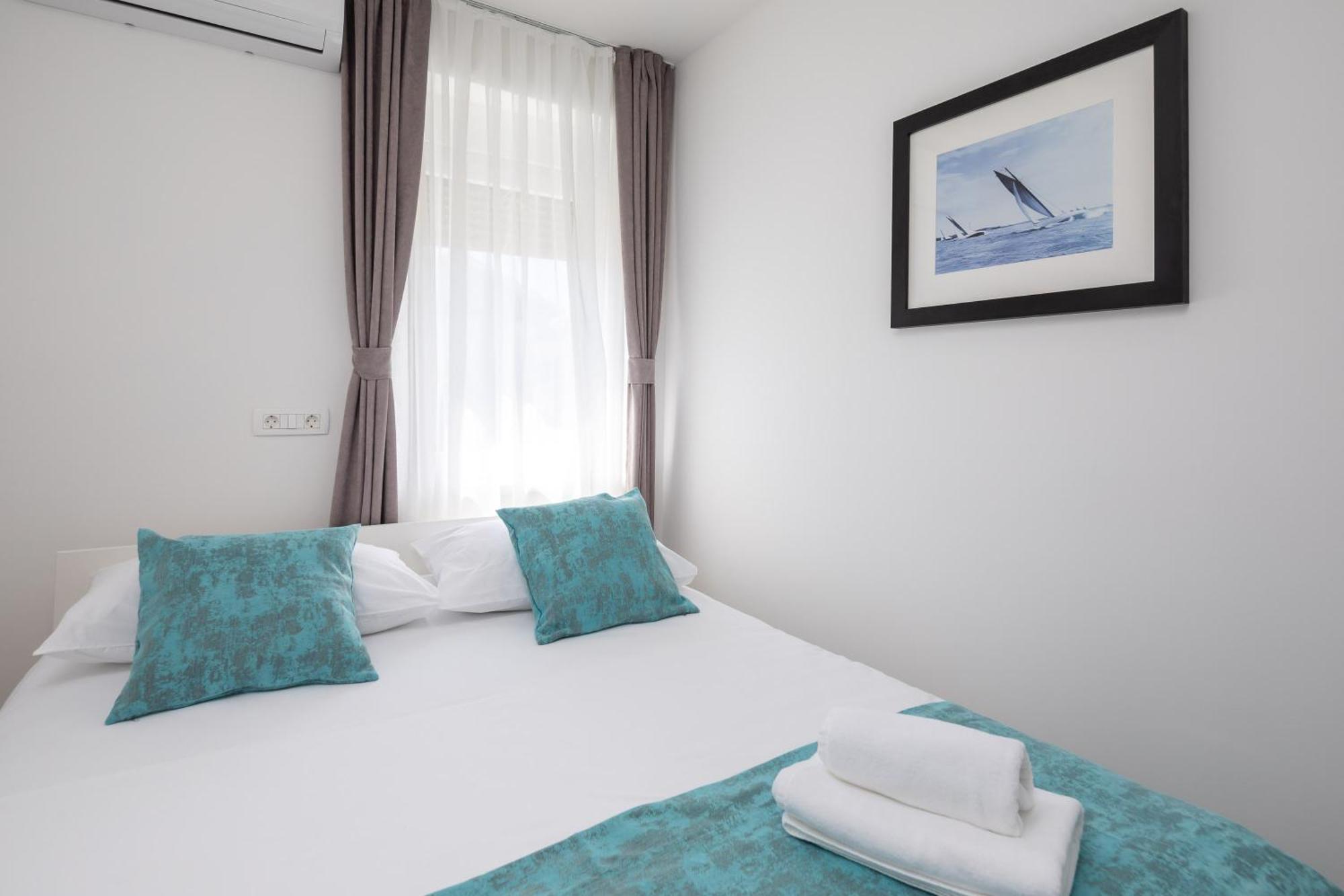 Beachfront Apartments Providenca With Free Parking Makarska Ruang foto