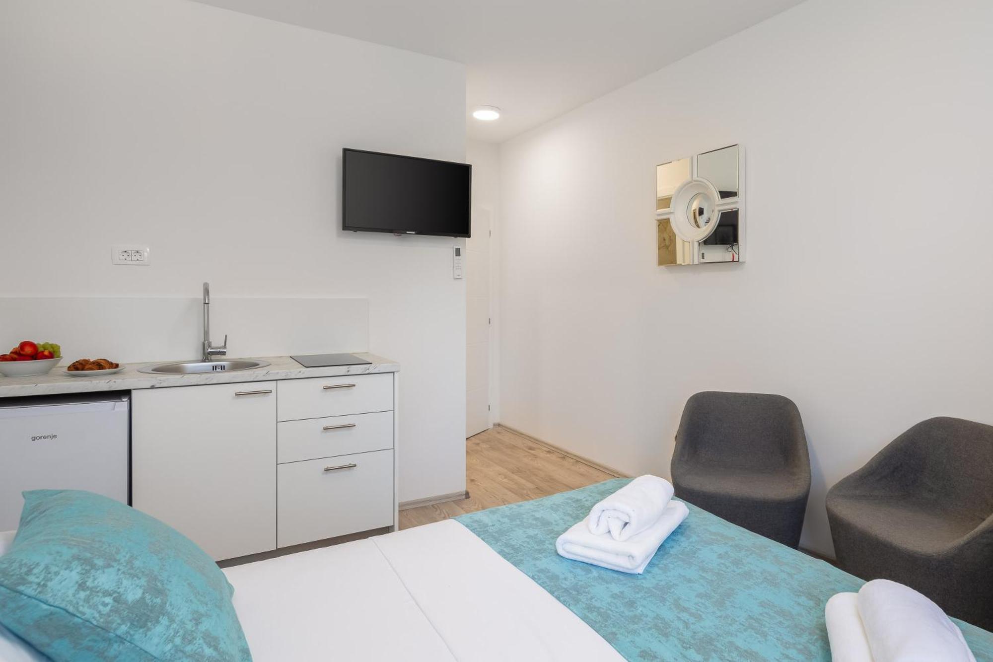 Beachfront Apartments Providenca With Free Parking Makarska Ruang foto