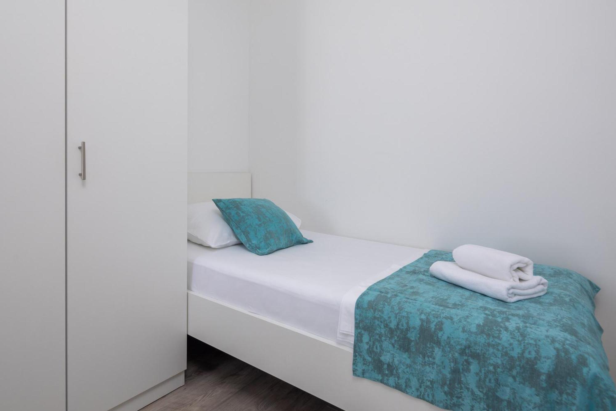 Beachfront Apartments Providenca With Free Parking Makarska Ruang foto