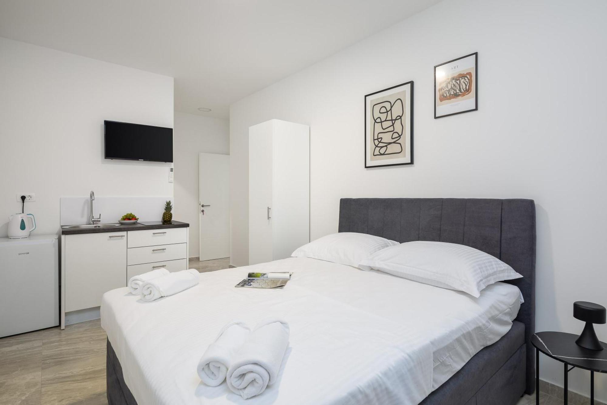 Beachfront Apartments Providenca With Free Parking Makarska Ruang foto