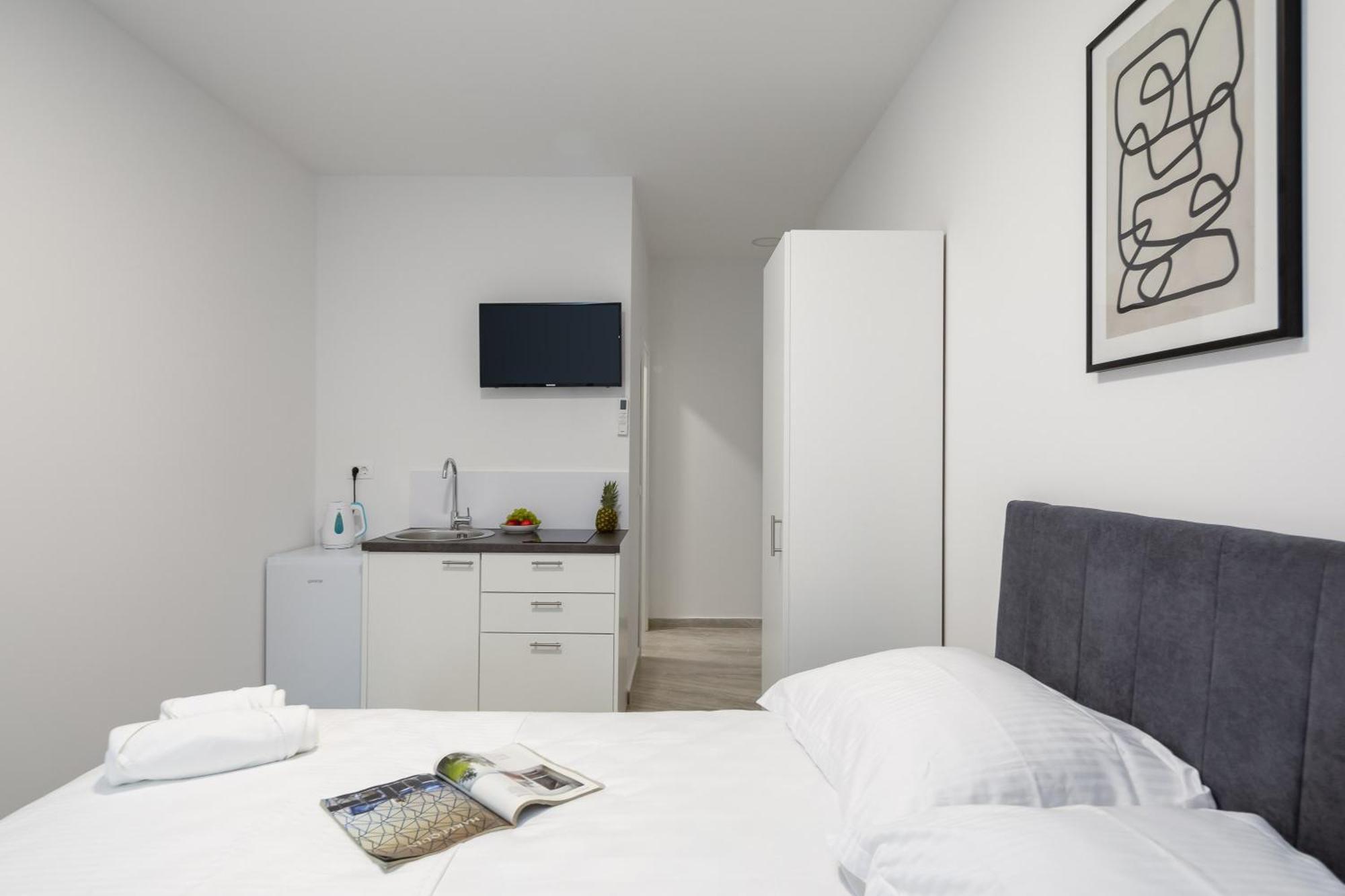 Beachfront Apartments Providenca With Free Parking Makarska Ruang foto