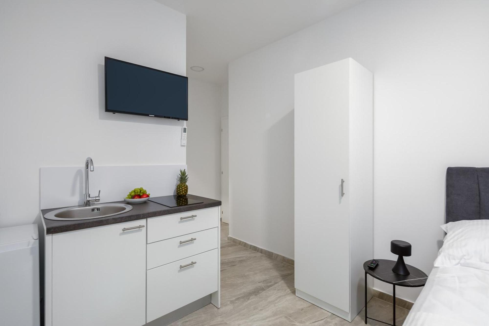 Beachfront Apartments Providenca With Free Parking Makarska Ruang foto