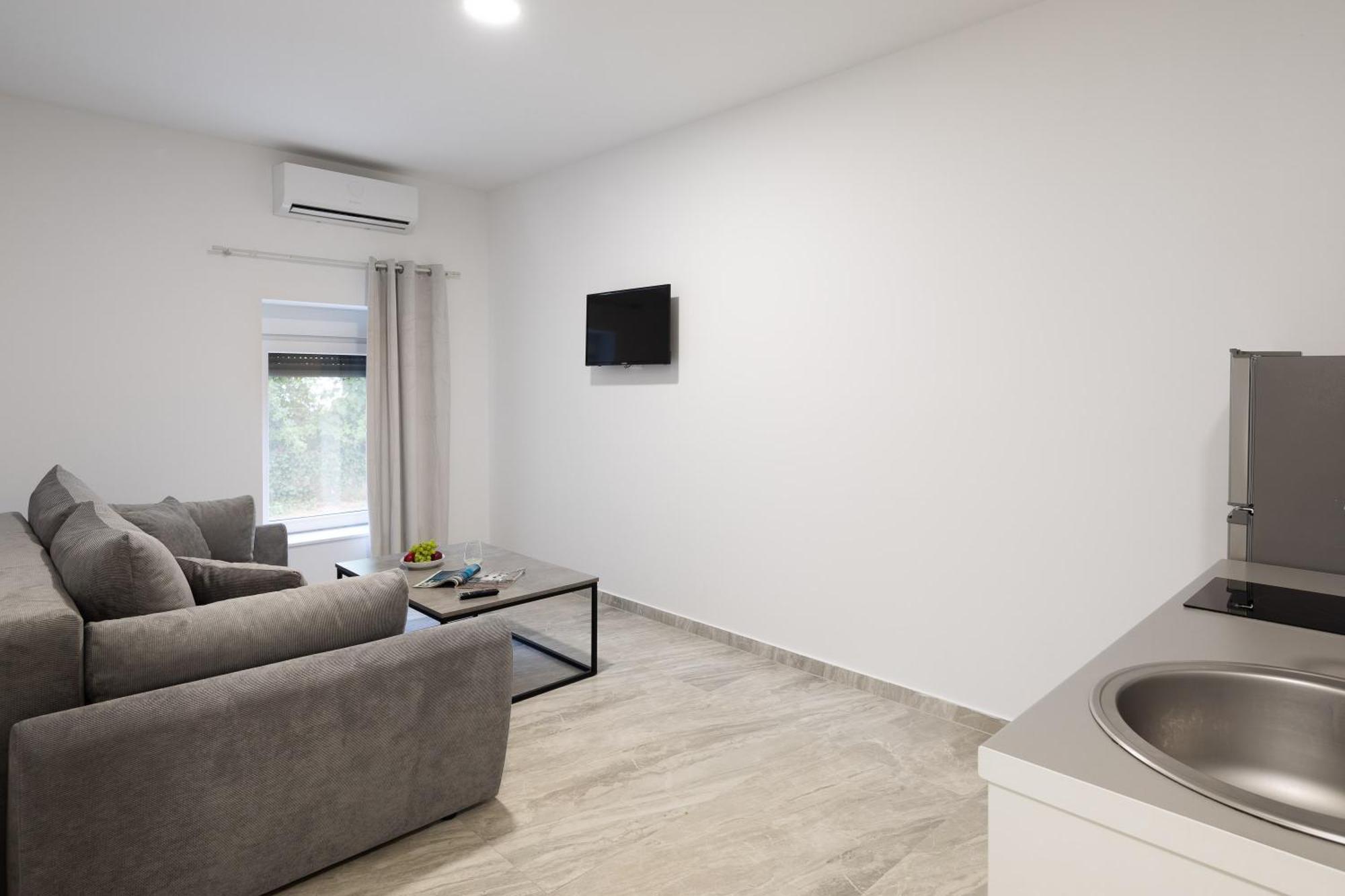 Beachfront Apartments Providenca With Free Parking Makarska Ruang foto