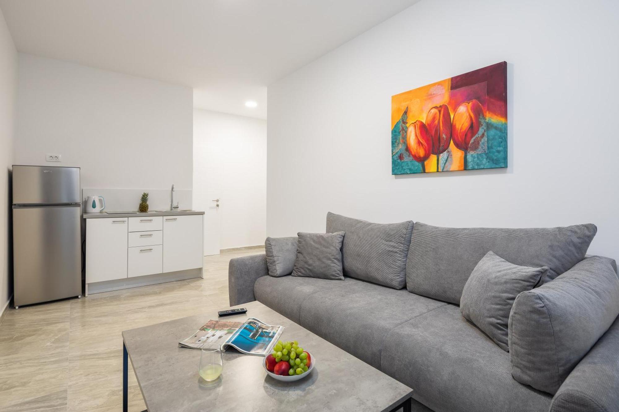 Beachfront Apartments Providenca With Free Parking Makarska Ruang foto