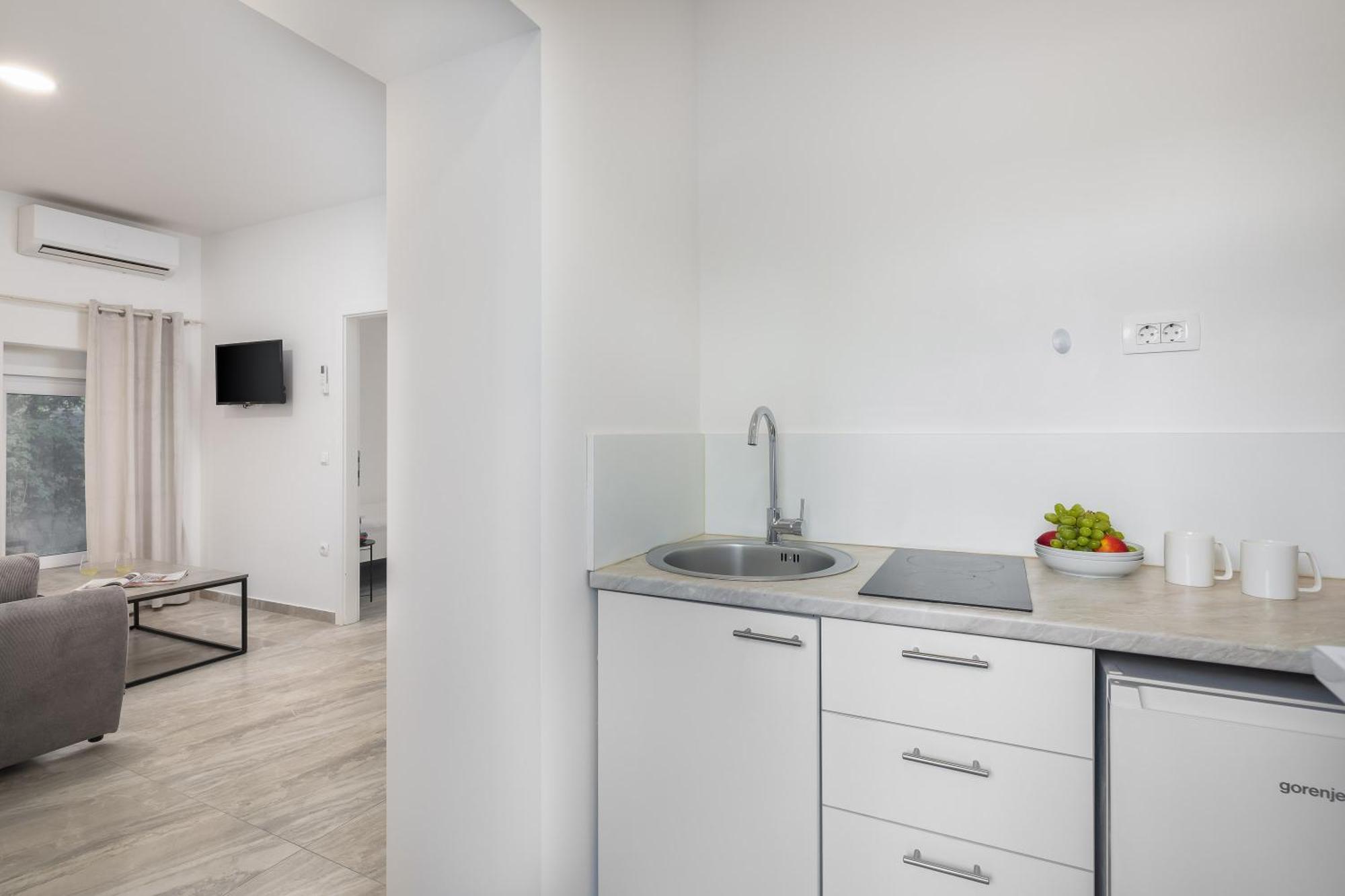Beachfront Apartments Providenca With Free Parking Makarska Ruang foto